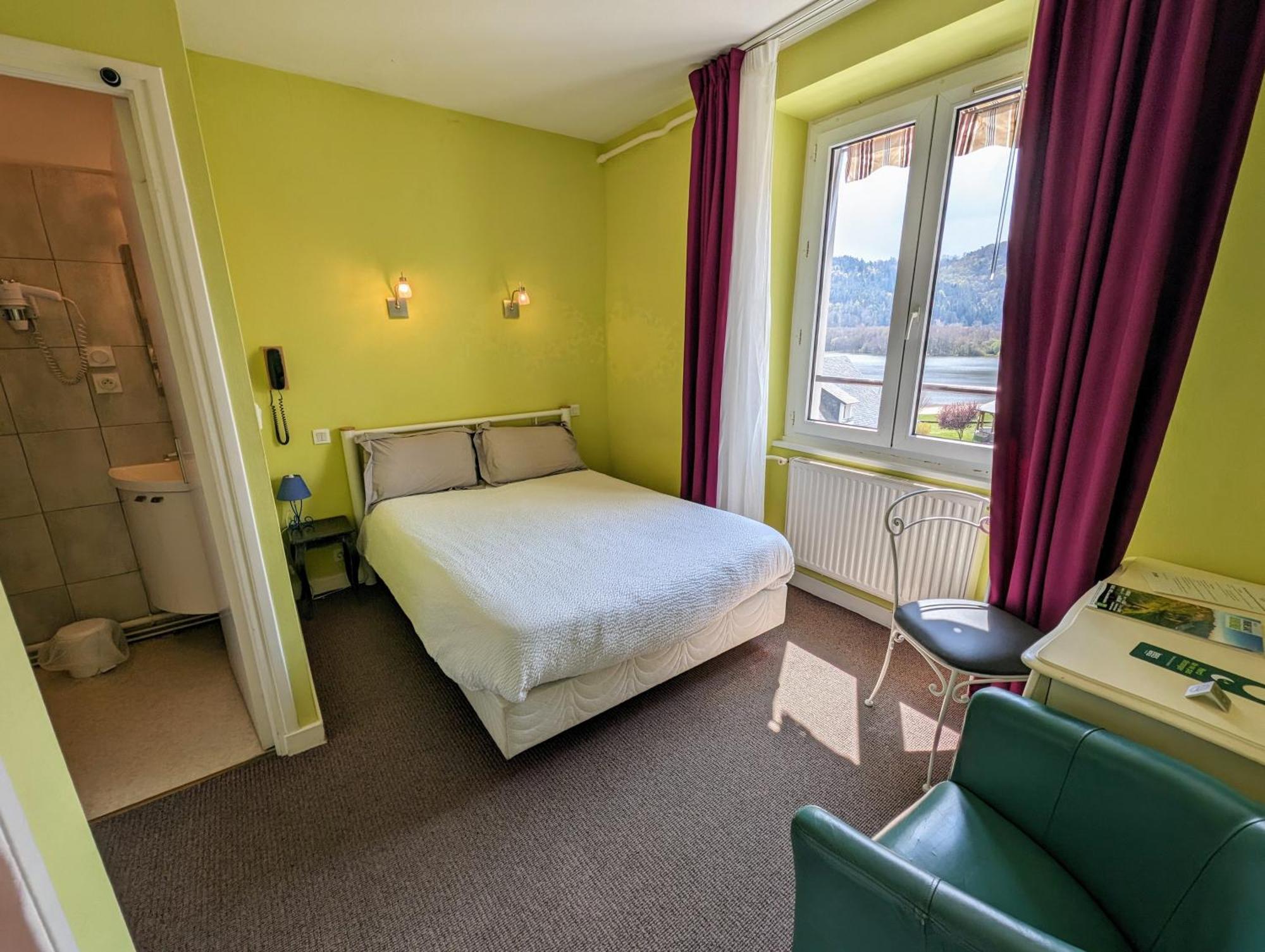 Hotel Logis Le Beau Site Chambon-sur-Lac