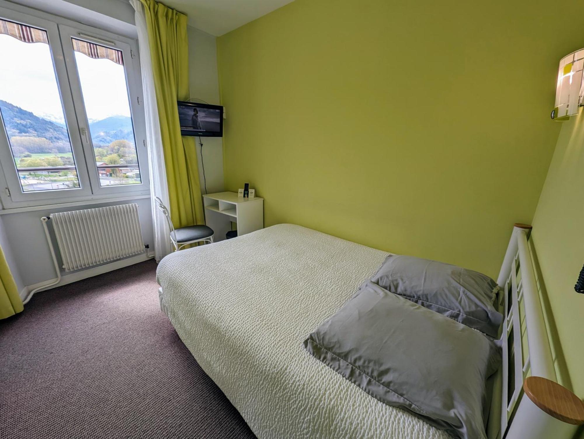 Logis Le Beau Site Hotel Chambon-sur-Lac