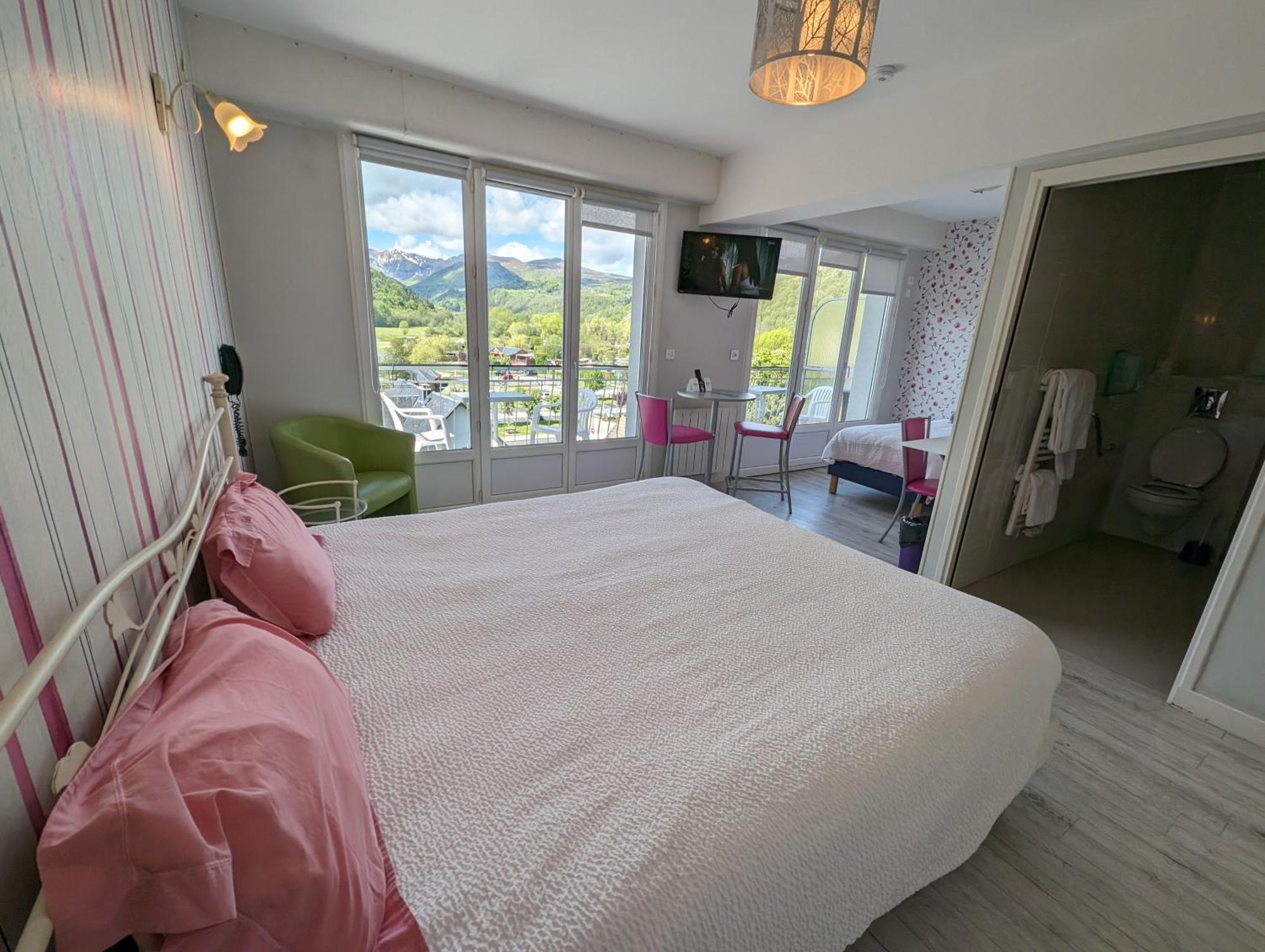 Logis Le Beau Site Hotel 2*